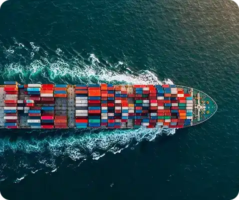 Navio cargueiro em operação